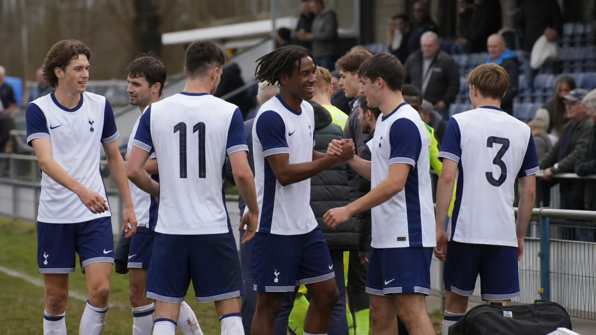 Brentford kaatoi Tottenhamin selvin 3–0-lukemin Valioliigan avauksessa