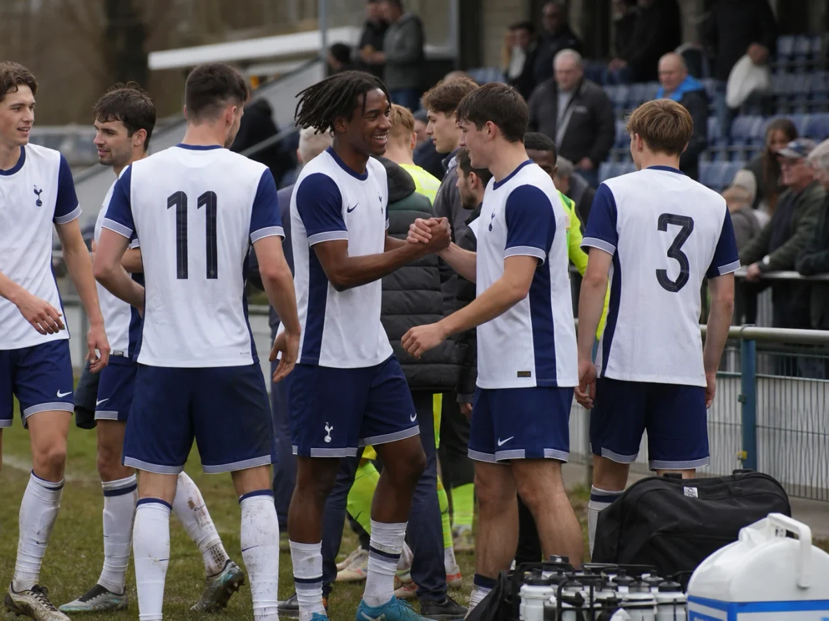 Brentford kaatoi Tottenhamin selvin 3–0-lukemin Valioliigan avauksessa