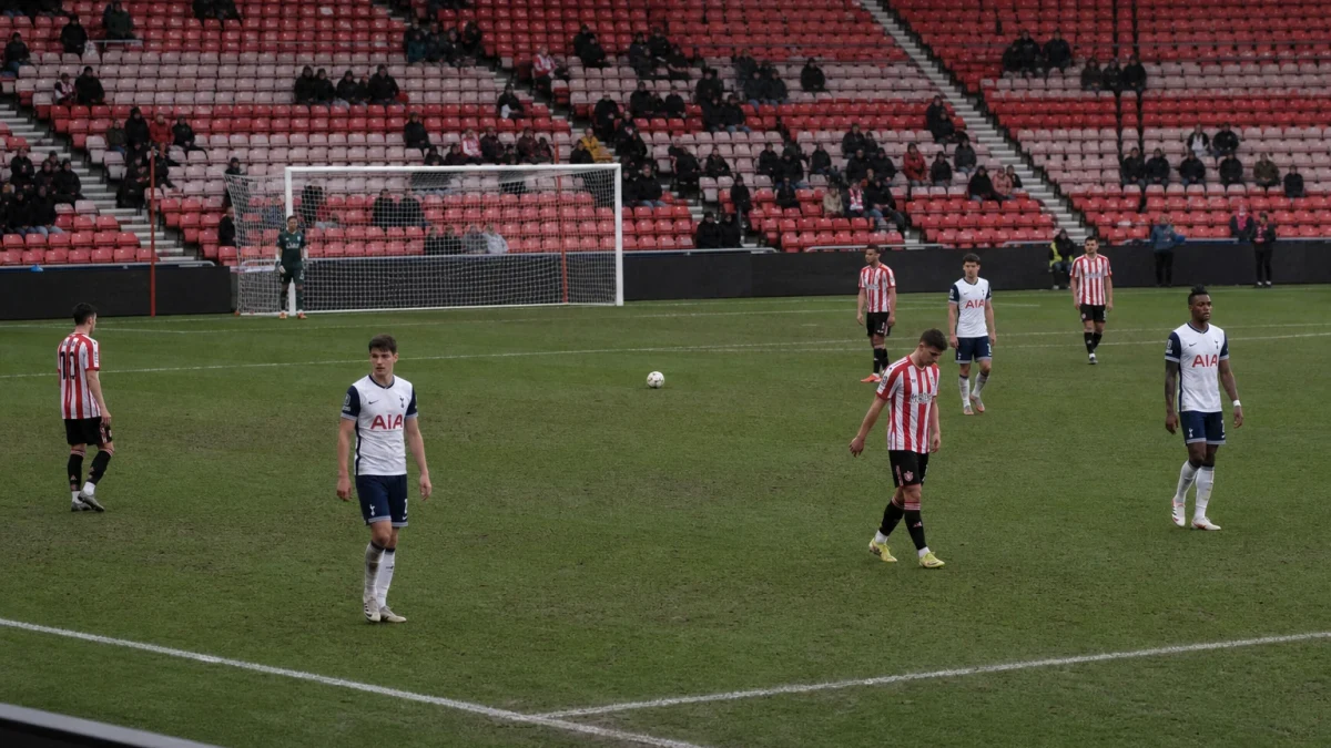 Brentford aloitti Valioliigan 3–0-voitolla Tottenhamista