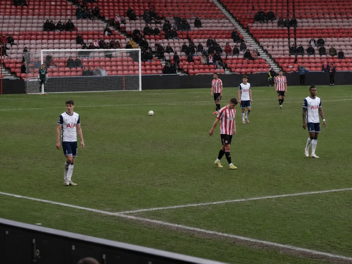 Brentford aloitti Valioliigan 3–0-voitolla Tottenhamista