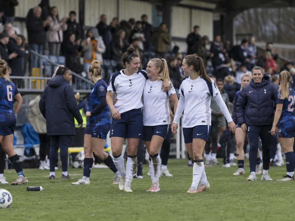 London City Lionesses takoi kuusi maalia ja hengittää kärkikaksikon niskaan